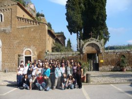 Marisa con il gruppo di studenti
davanti la facciata della Basilica di Sant’Elia
(18031 bytes)
